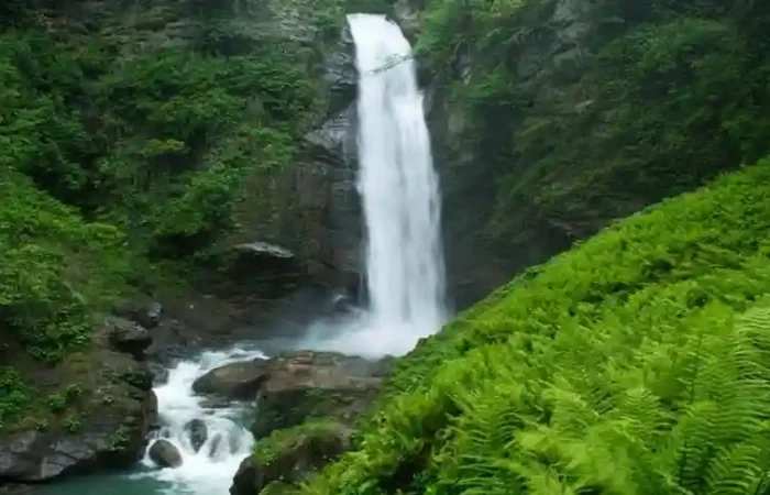 Magnificent Ninoskhevi waterfall on the nature tour to Lagodekhi and David Gareja