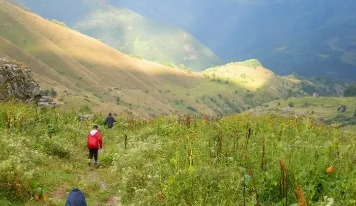 Hiking path from Roshka village during wildlife tour in Khevsureti