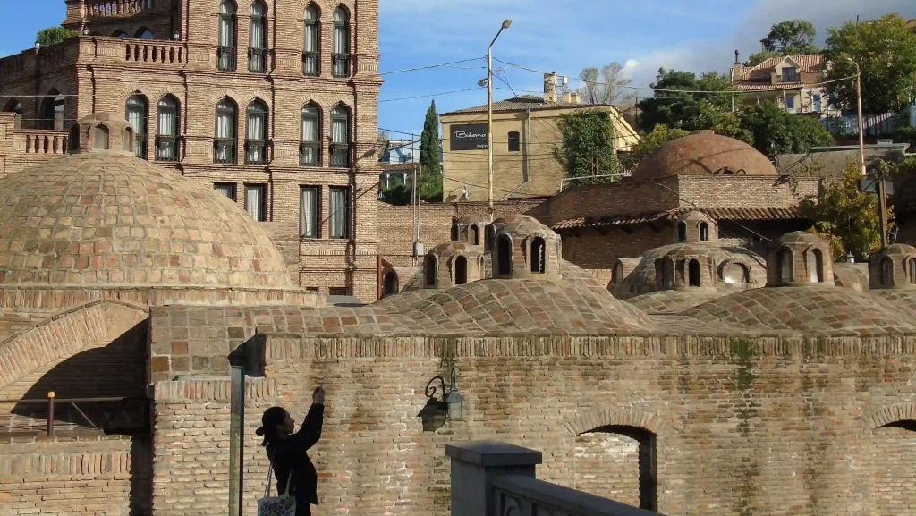 A visitor's photo session against the backdrop of the urban landscape