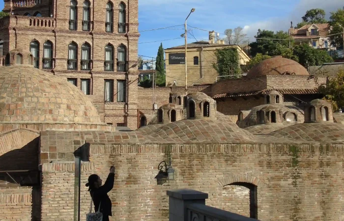A visitor's photo session against the backdrop of the urban landscape